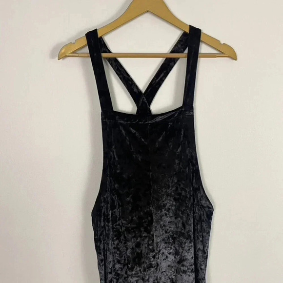 Urban Outfitters Black Velvet Velour Crop Overalls Jumpsuit - Picture 3 of 12